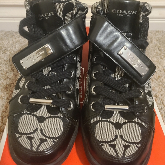 Coach - Picture 2 of 9